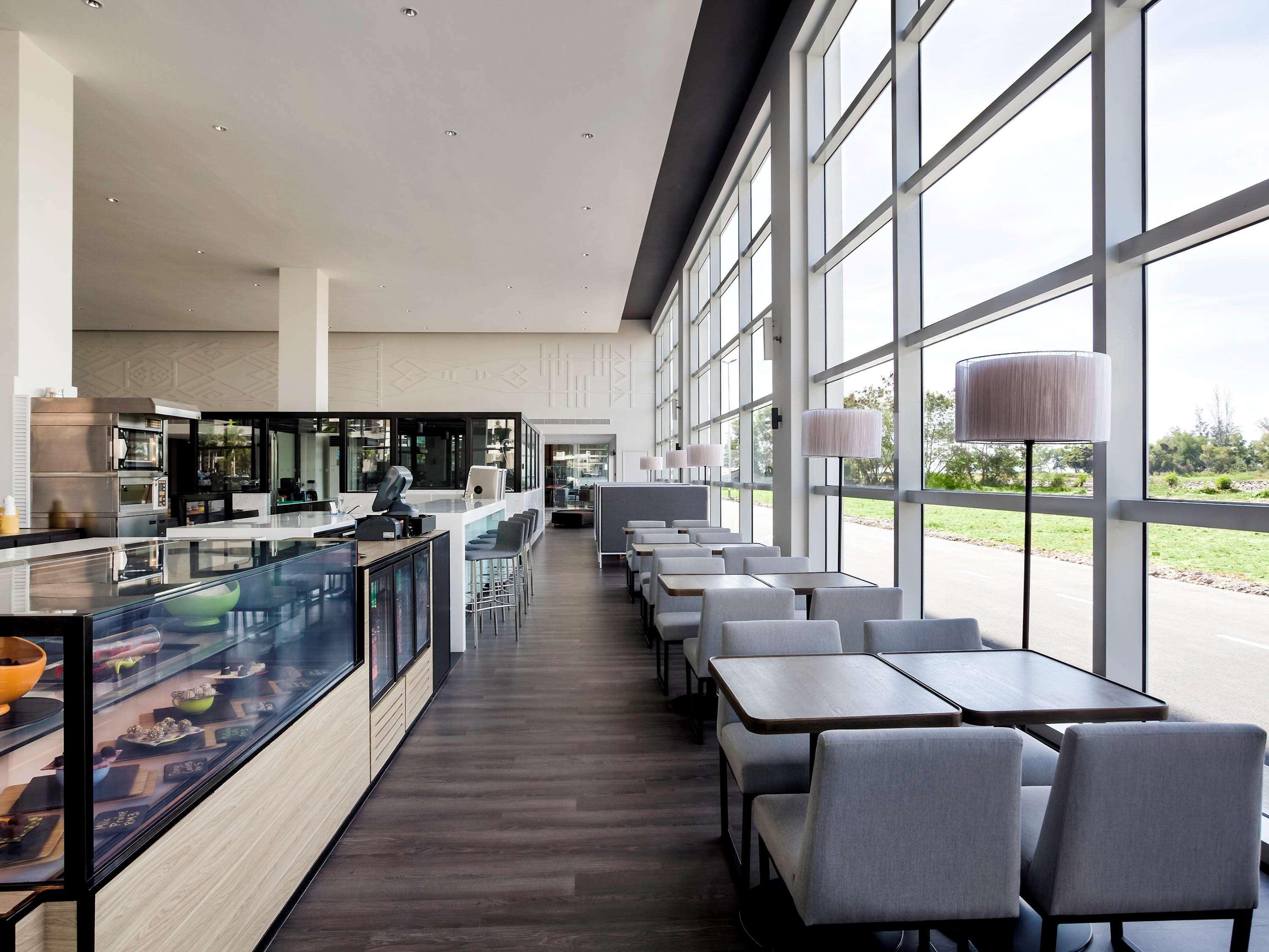 Pullman Miri Waterfront Exterior foto The interior of the restaurant