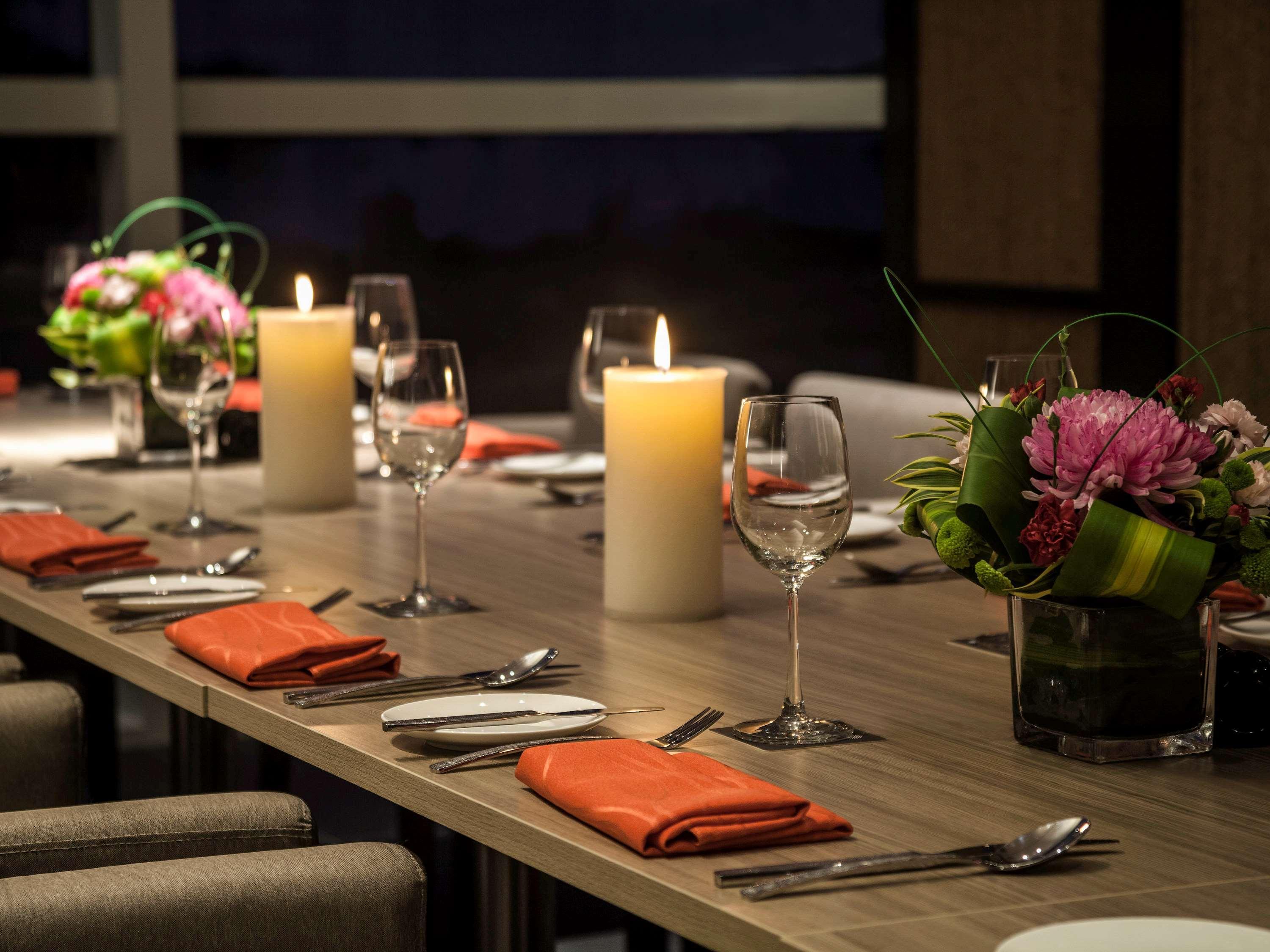 Pullman Miri Waterfront Exterior foto A table set for a meal