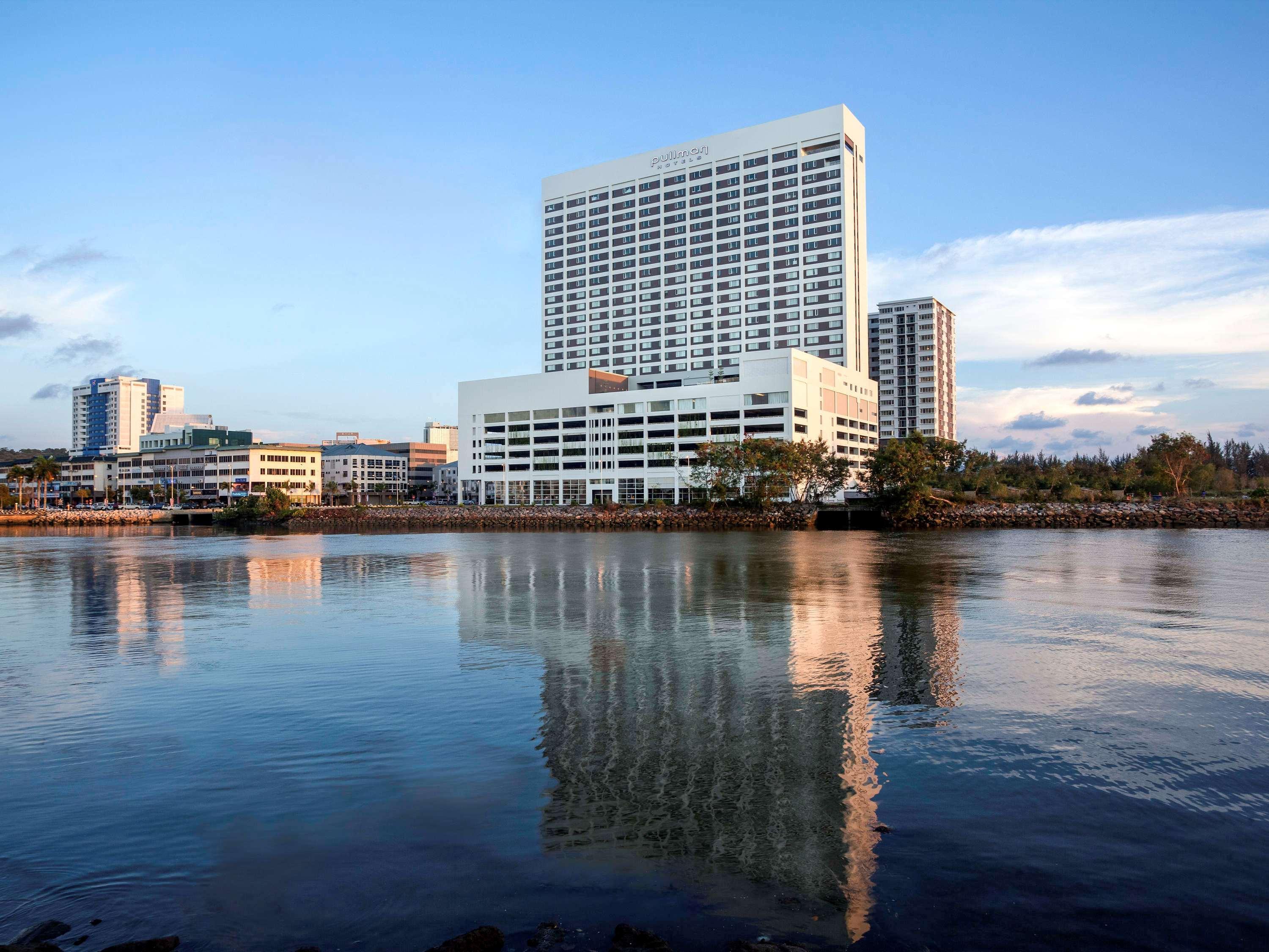 Pullman Miri Waterfront Exterior foto The Harbor Tower