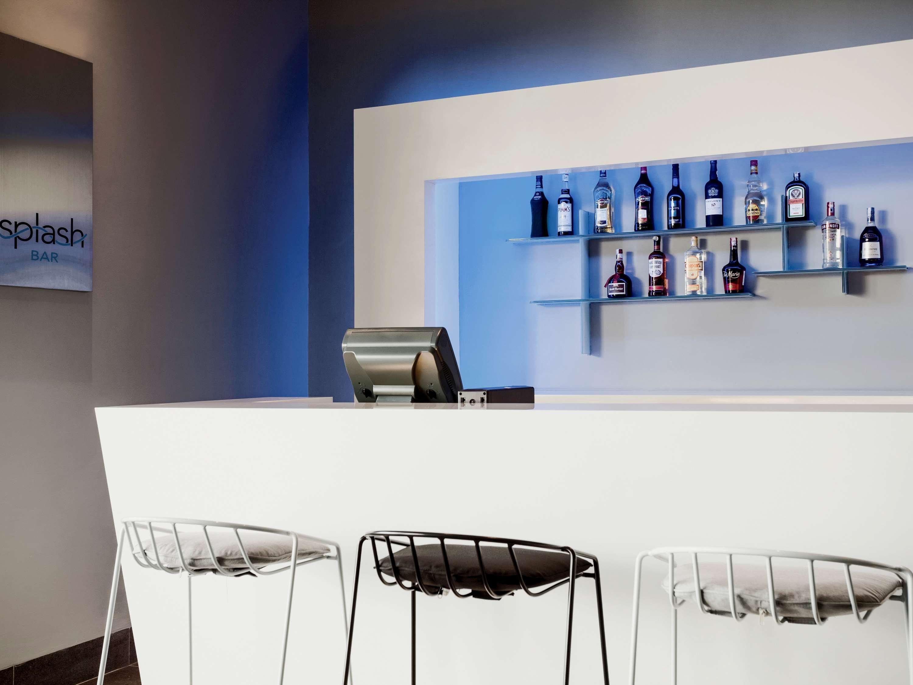 Pullman Miri Waterfront Exterior foto Splash Bar