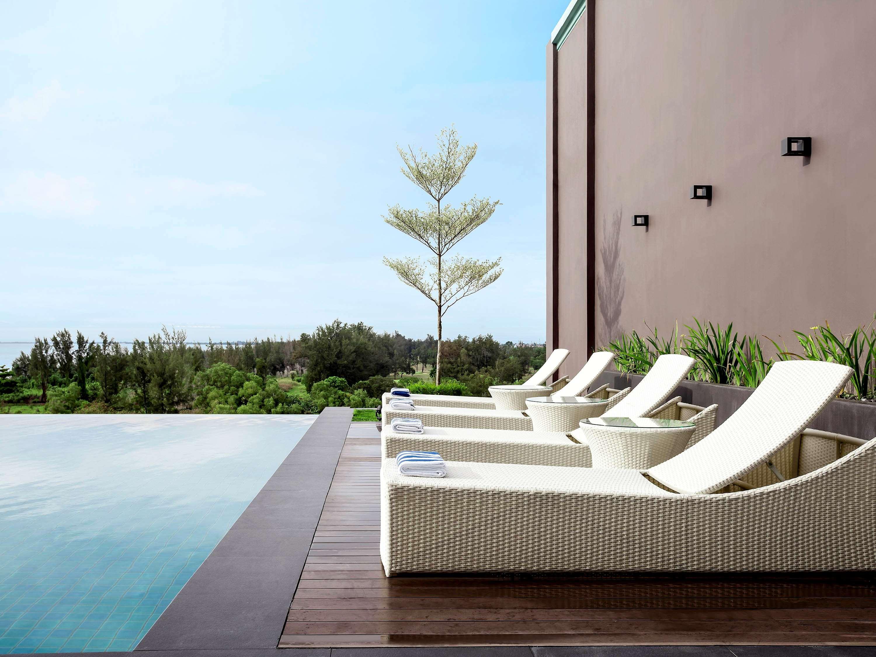 Pullman Miri Waterfront Exterior foto The pool at the hotel