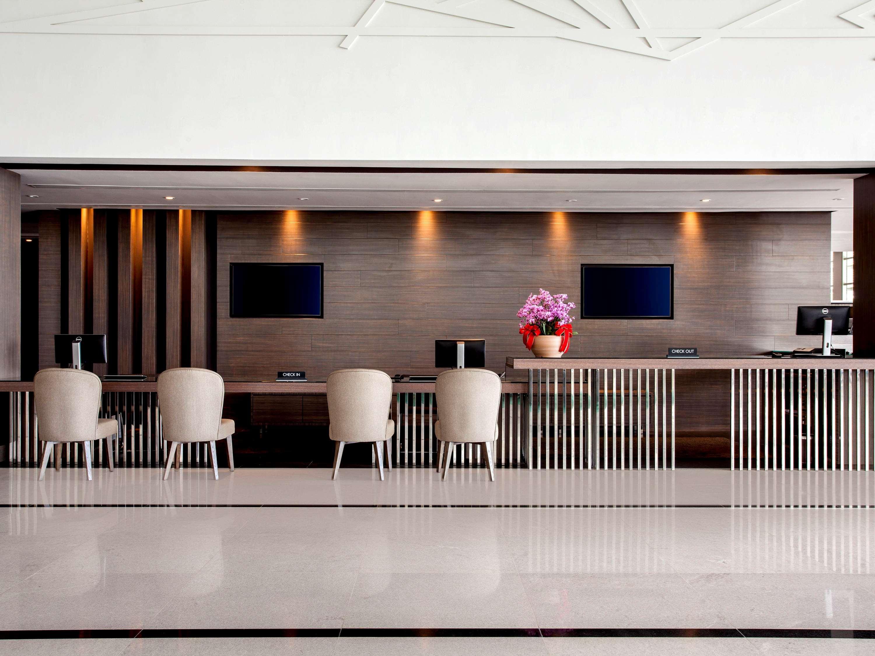 Pullman Miri Waterfront Exterior foto The lobby of the hotel