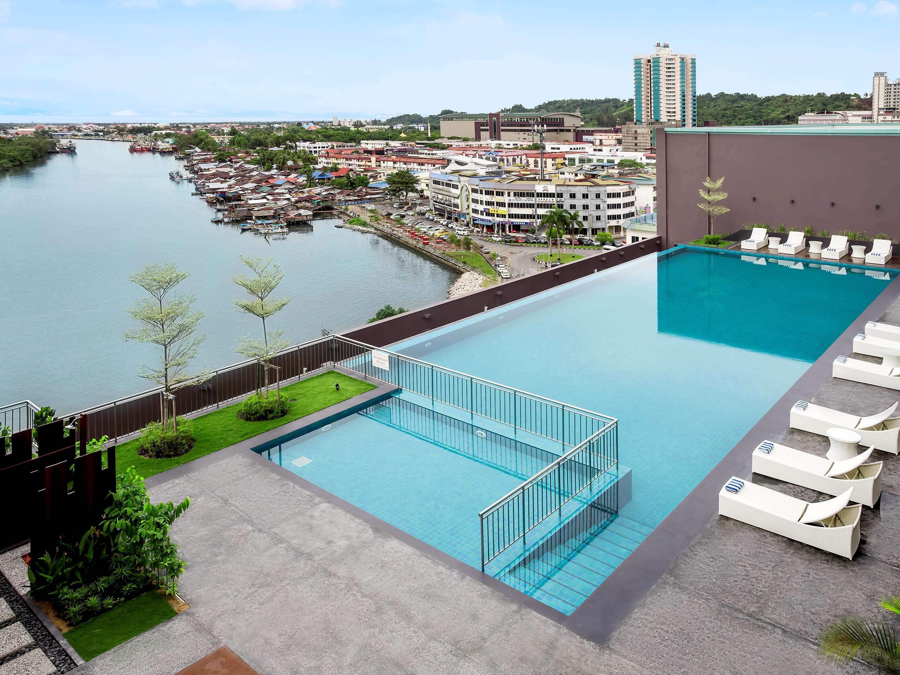Pullman Miri Waterfront Exterior foto Infinity pool at the top of the hotel