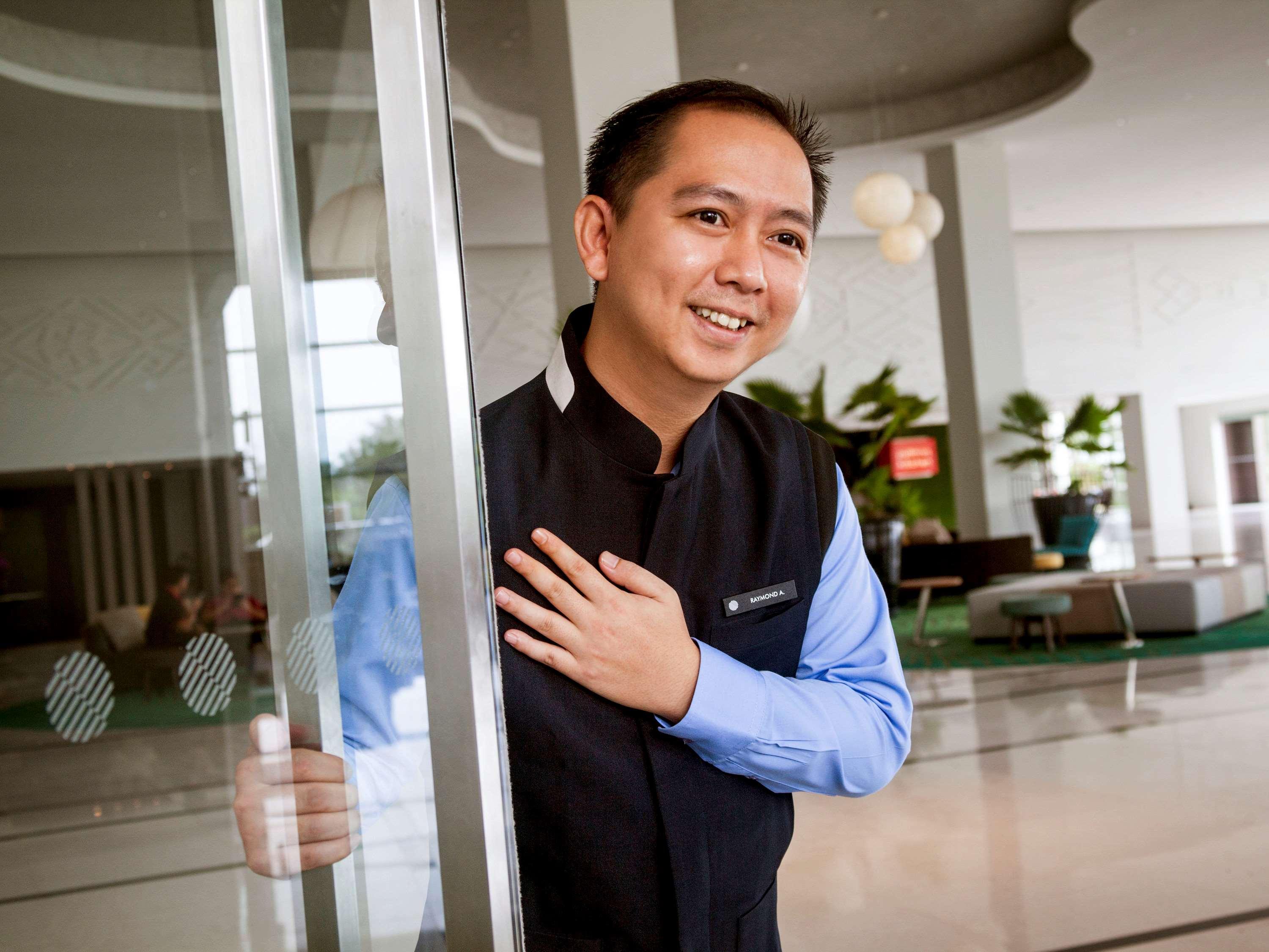 Pullman Miri Waterfront Exterior foto A doorman at a hotel in Vietnam