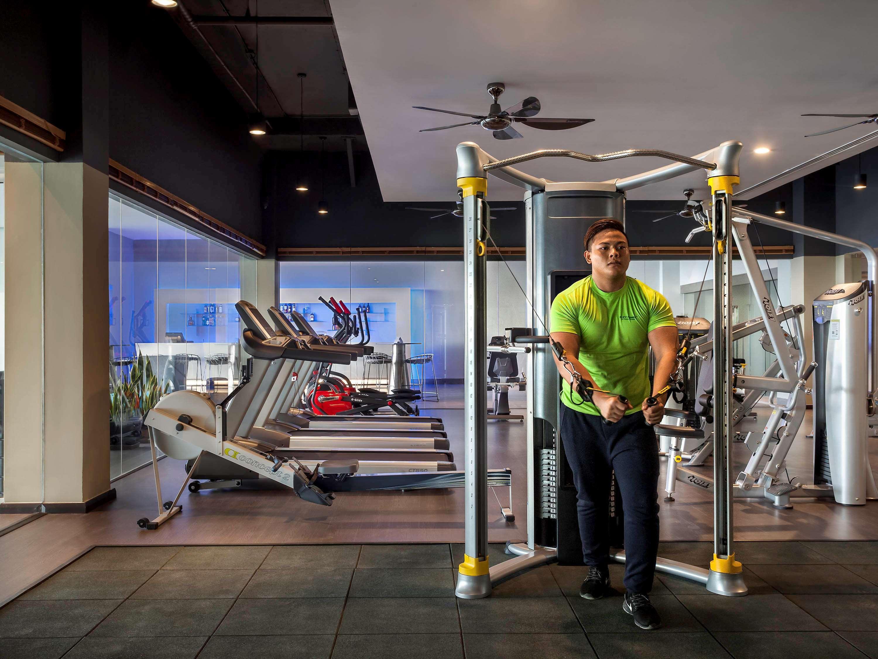 Pullman Miri Waterfront Exterior foto A man doing dips on a parallel bar