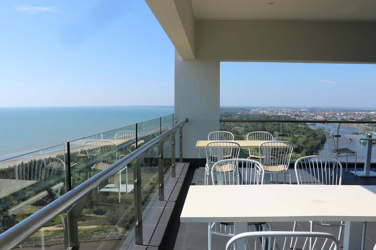 Pullman Miri Waterfront Exterior foto A balcony in Nha Trang, Vietnam