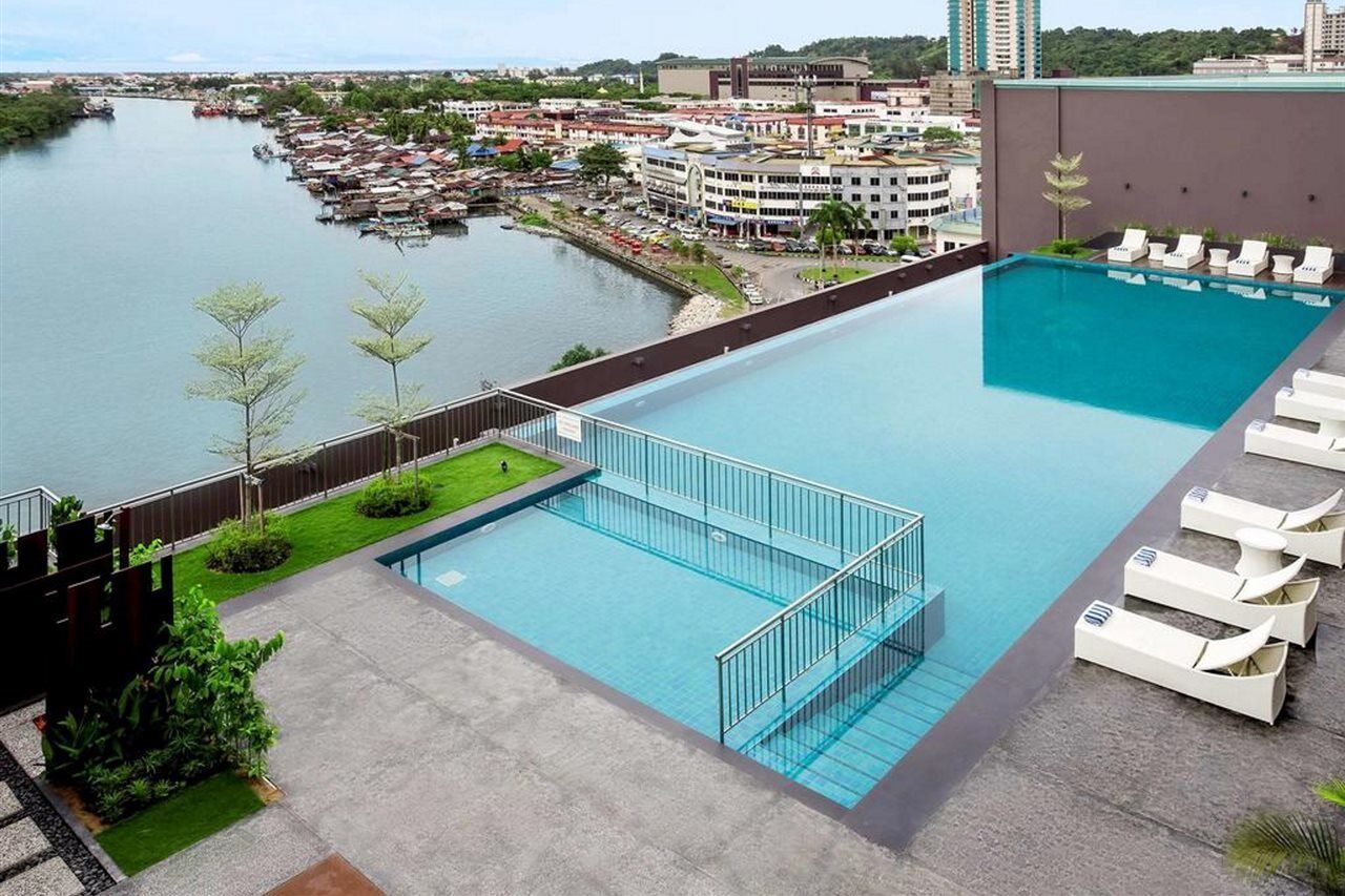 Pullman Miri Waterfront Exterior foto Infinity pool