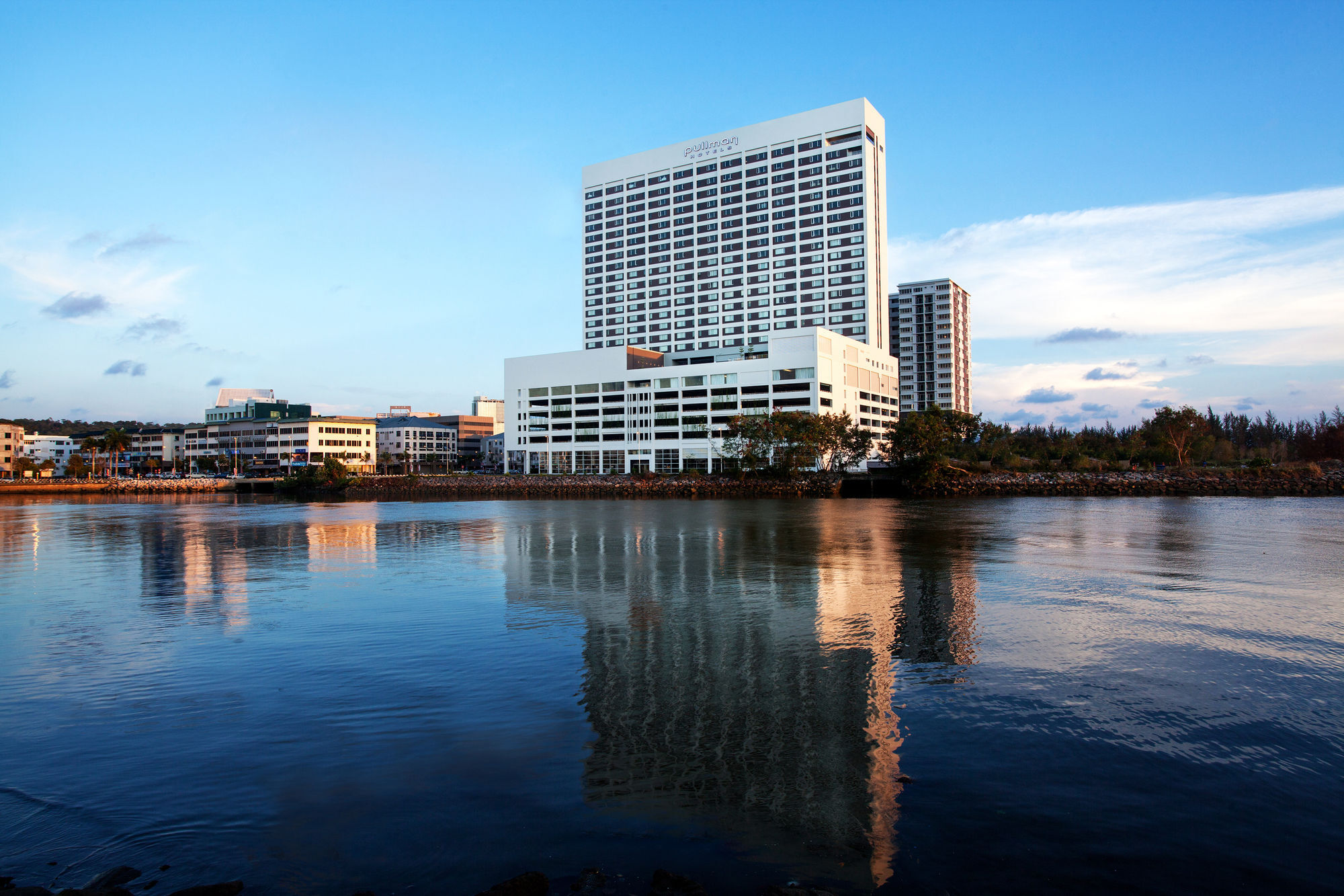 Pullman Miri Waterfront Exterior foto The hotel in 2011