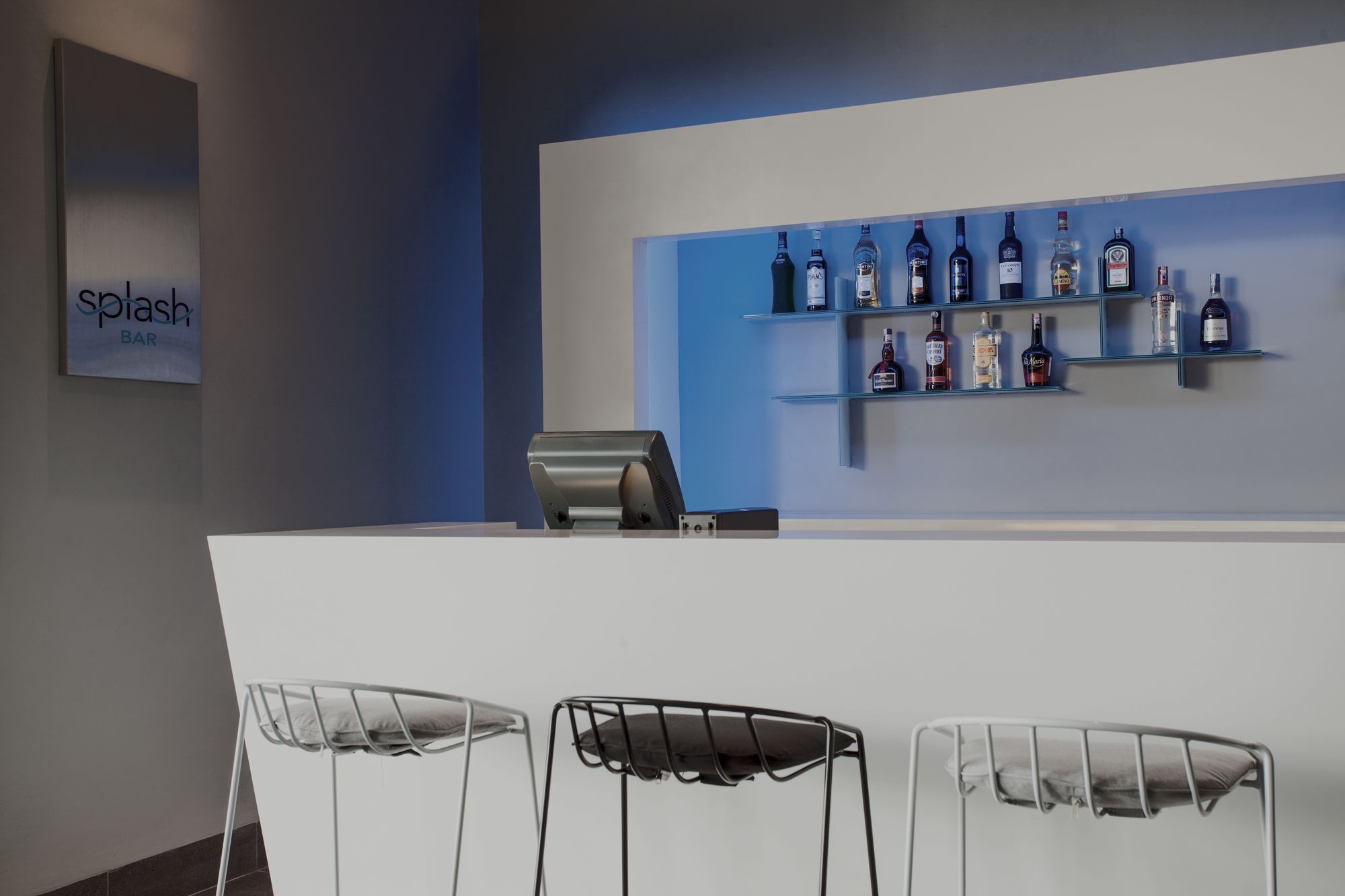 Pullman Miri Waterfront Exterior foto Splash Bar