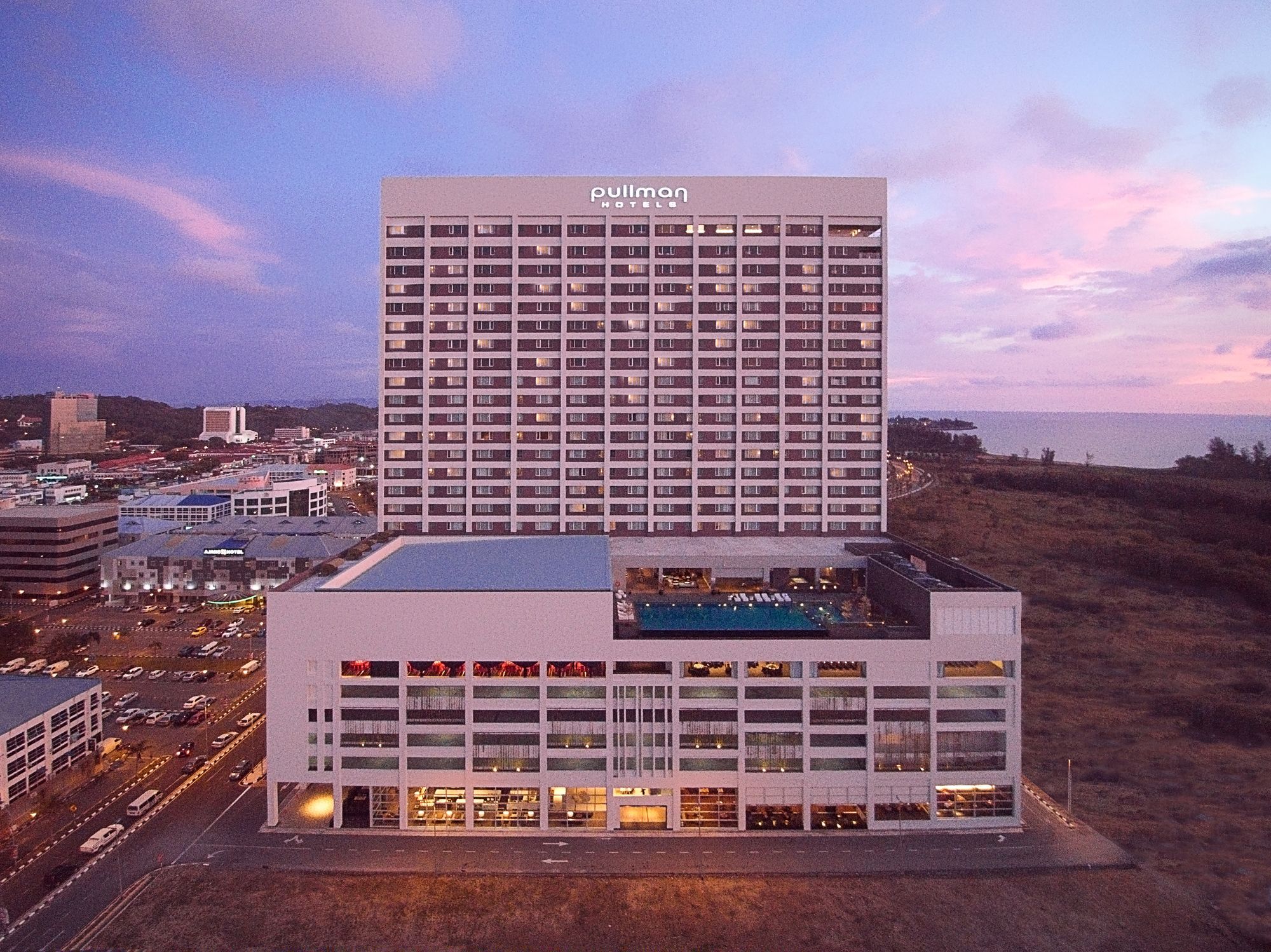 Pullman Miri Waterfront Exterior foto The hotel in 2015