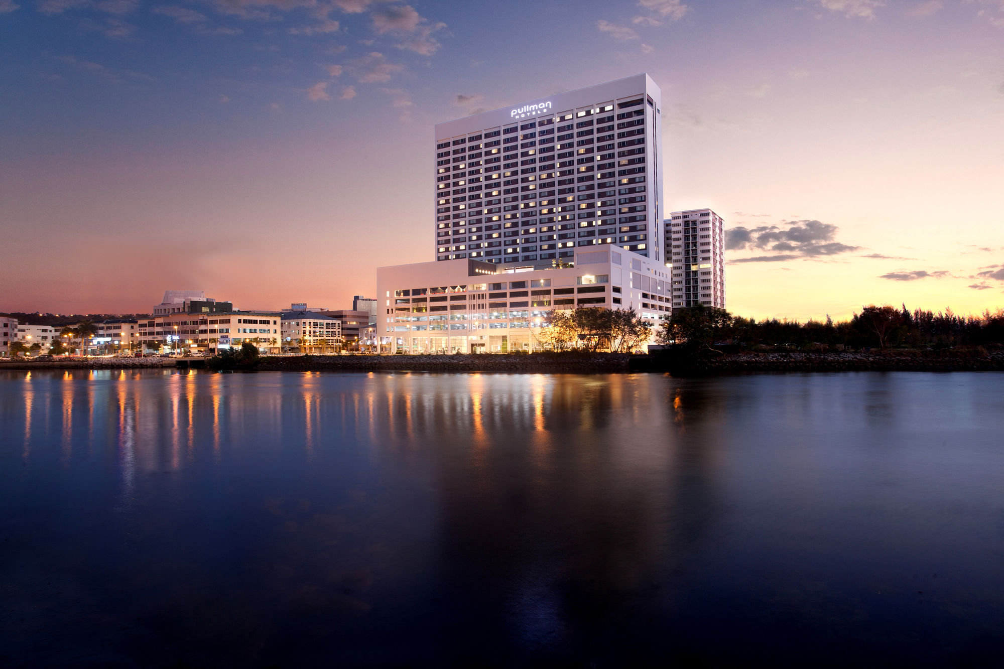 Pullman Miri Waterfront Exterior foto The Royal Thai Navy Hospital