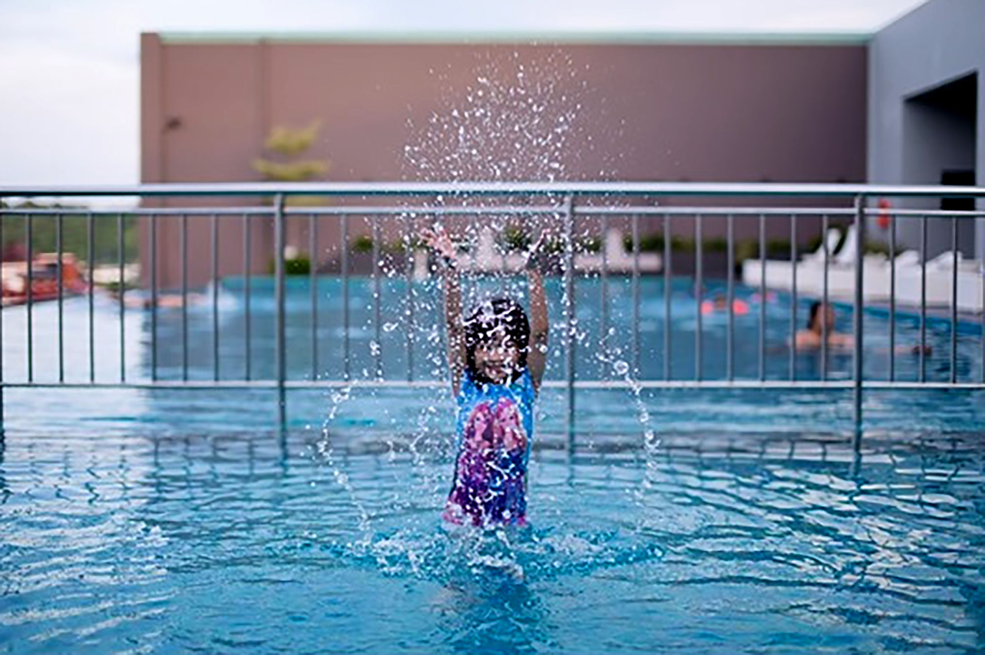 Pullman Miri Waterfront Exterior foto Swimming pool at the hotel